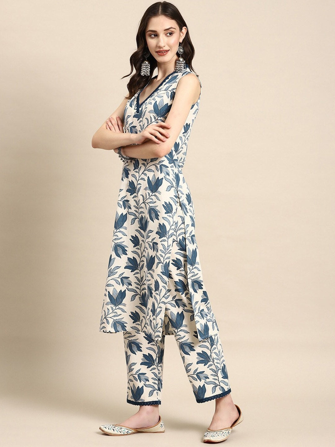 Women Floral Printed Regular Kurta with Trousers