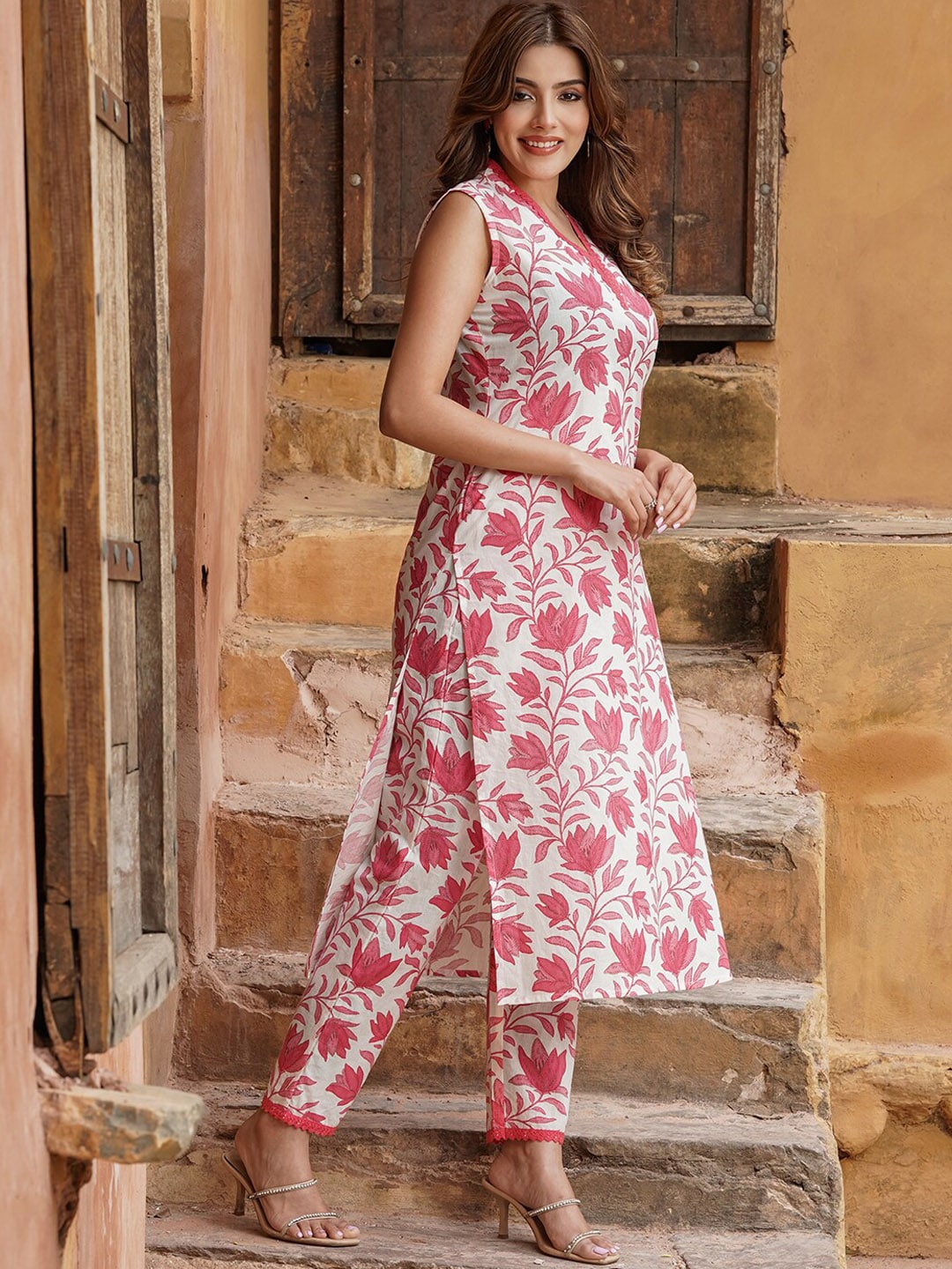 Women Floral Printed Regular Kurta with Trousers